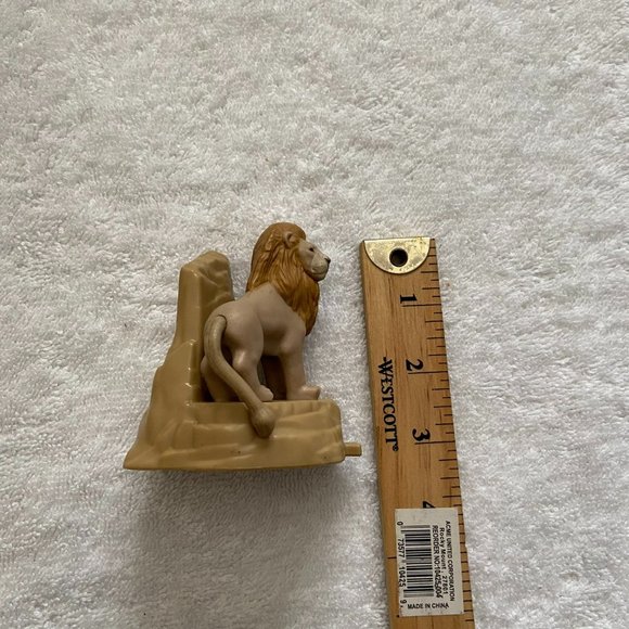 Lion Figure - Picture 3 of 10
